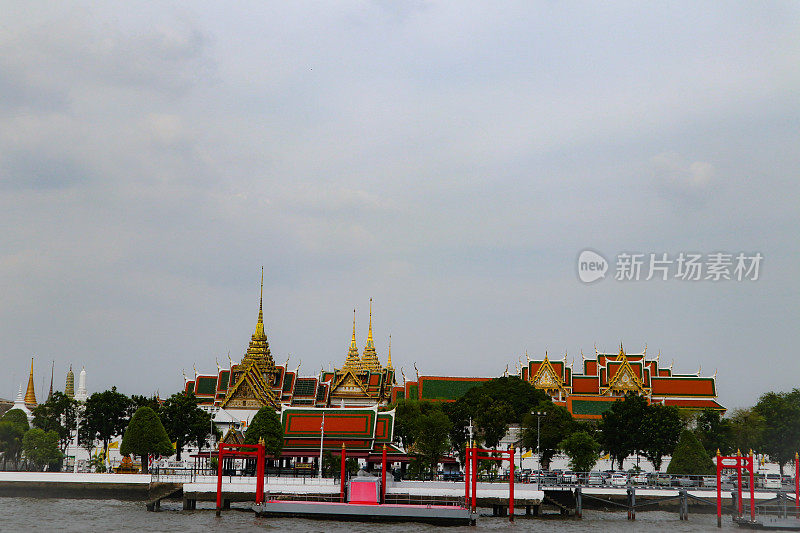 玉佛寺(Wat Phra Kaew)英文俗称玉佛寺(Temple of the Emerald Buddha)或皇宫，被认为是泰国最神圣的佛教寺庙